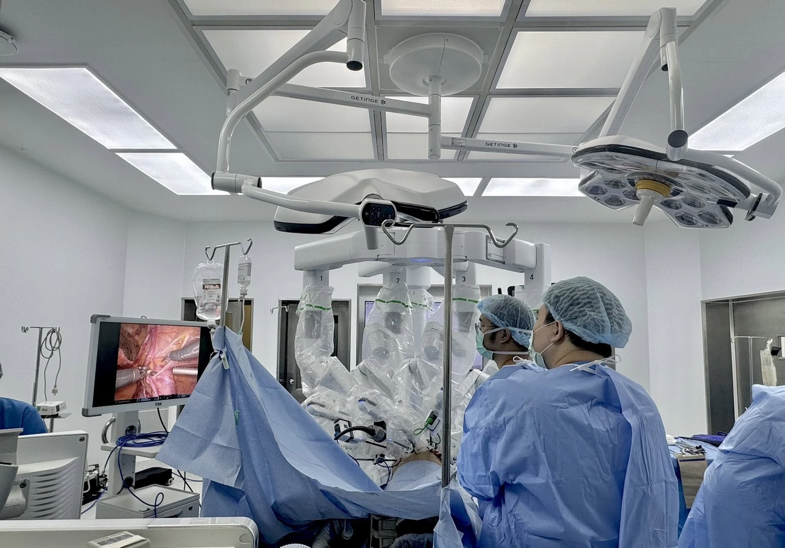 Vejthani surgical team monitors a robotic-assisted kidney transplant